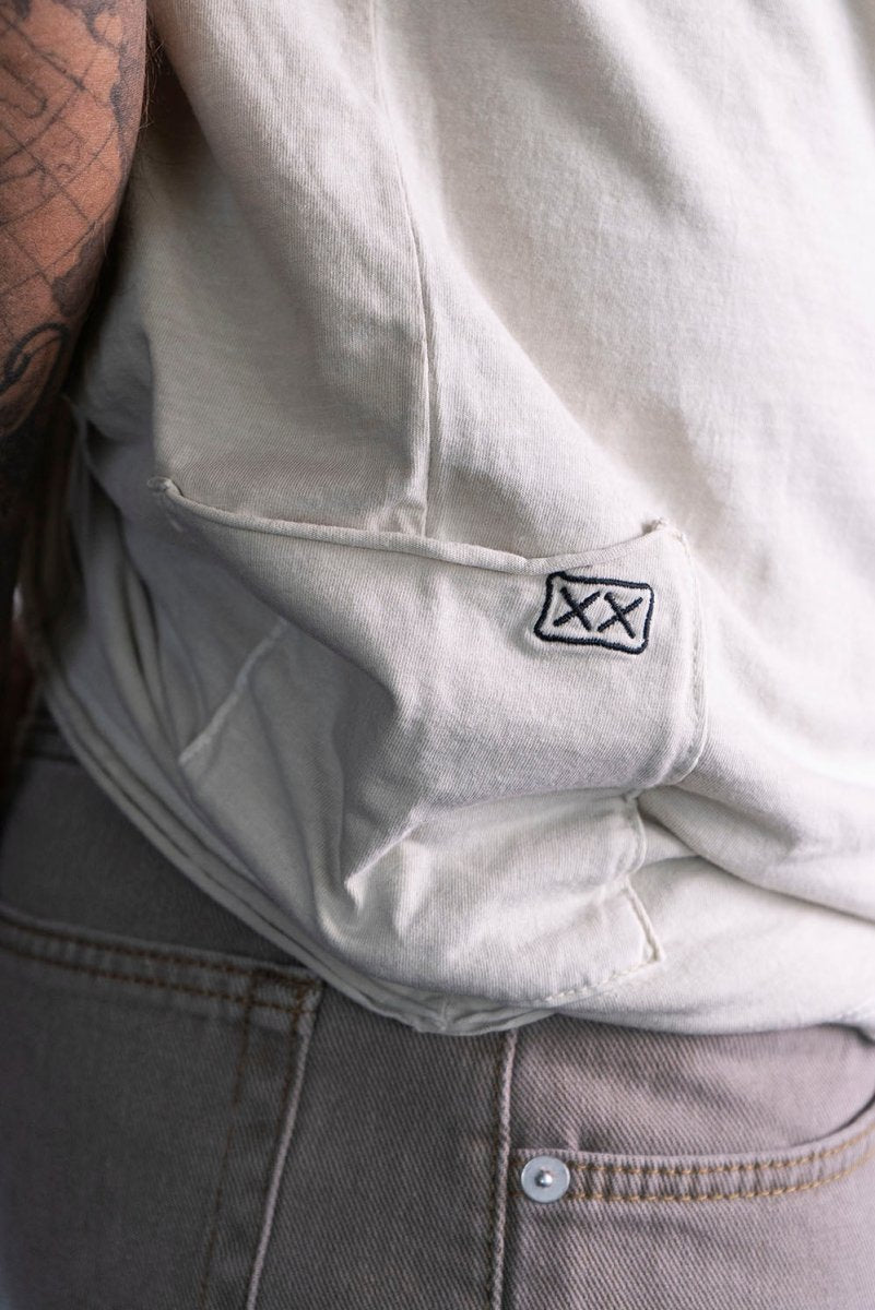 - Polera Basic Pocket - Algodon Arena - BESTIAS